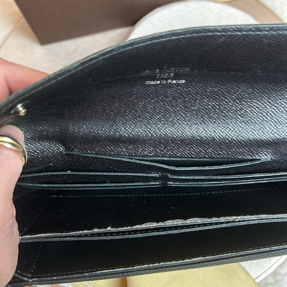 Louis Vuitton Wallet. Comes with a dust bag and a beautiful box. 2 - Picture 6 of 14